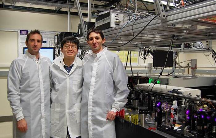 由右至左分別為Tenio Popmintchev 博士、陳明彰老師、Dimitar Popmintchev博士，在美國科羅拉多大學博爾德分校執行此研究工作合影。