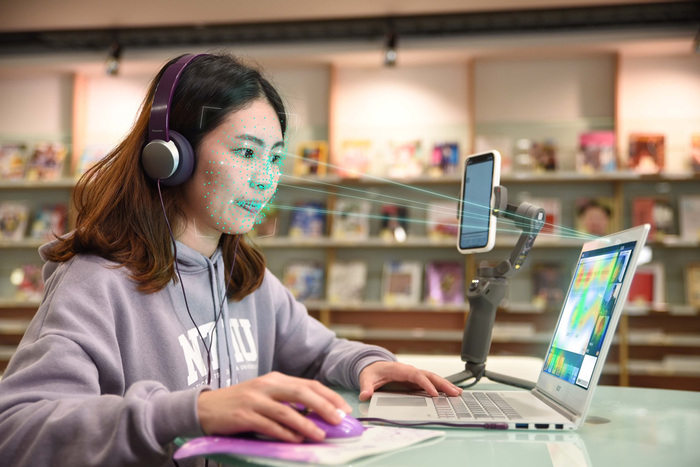 清華大學應用人臉辨識及眼動追蹤技術開發AI鷹眼數位監考系統。
