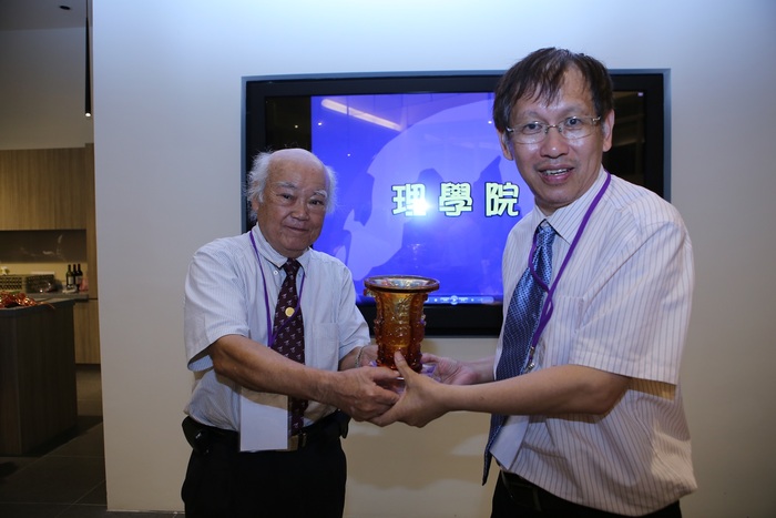 承德油脂公司董事長李義發是清華物理研究所校友，在理學院40週年慶，特別致贈紀念品予理學院。