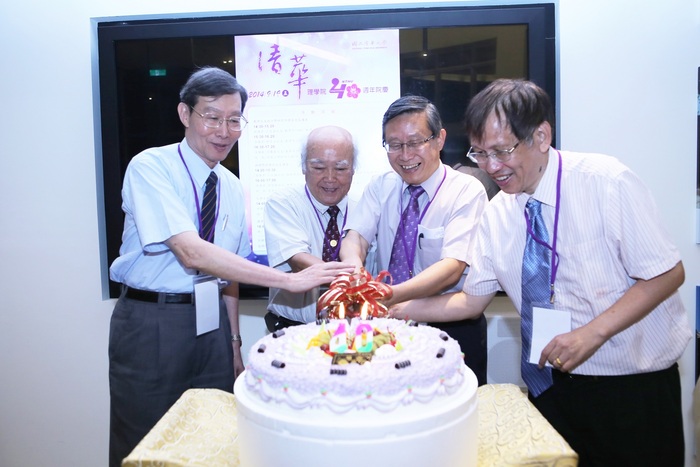 左起：張石麟院士、李義發董事長、賀陳弘校長、劉瑞雄院長一同切下理學院四十週年紀念蛋糕。