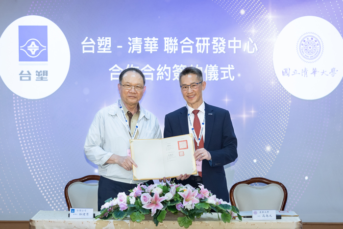 清華大學校長高為元(右)今與台塑董事長林健男簽約設立「台塑清華聯合研發中心」。