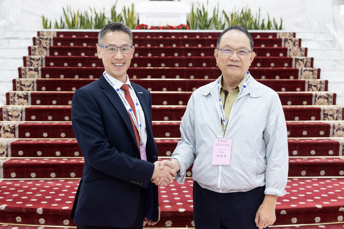 清華大學校長高為元(左)今與台塑董事長林健男簽約設立「台塑清華聯合研發中心」。