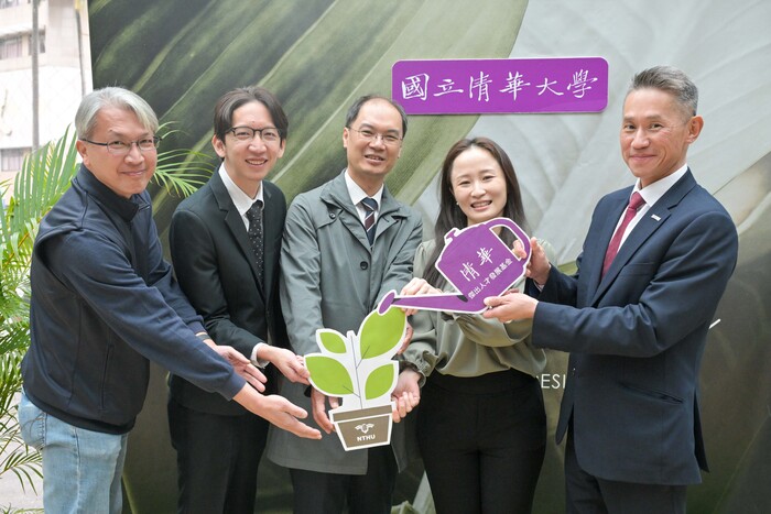本校創全國大學之先，創設傑出人才發展基金，提升教職員薪資競爭力。右起高為元校長、運科系曾鈺婷副教授、邱博文研發長、電機系李祈均教授、環安中心吳瑞祥組長。圖片