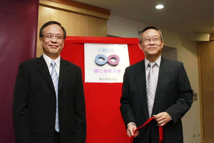 左至右分別為光寶集團陳廣中副董事長暨總執行長、國立清華大學賀陳弘校長