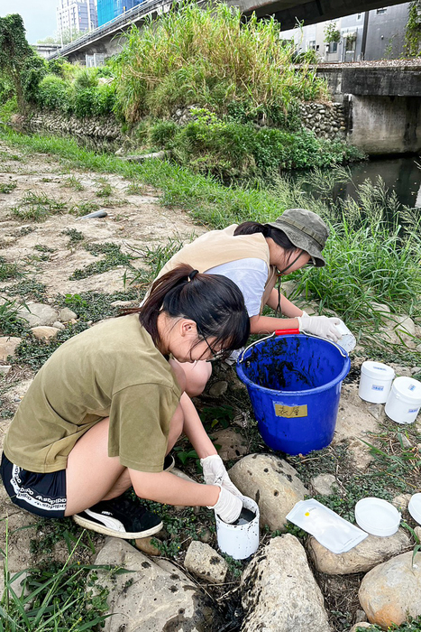 清華永續獎教師組金獎專案中，周秀專教授團隊以人工初篩頭前溪底泥樣本。圖片