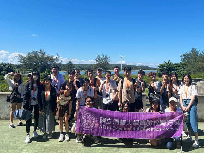 清華大學首屆永續獎揭曉，副校長戴念華（中）與教師組金銀銅獎得主團隊合影。圖片