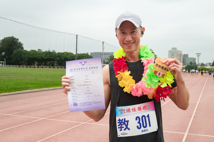 清華大學校長高為元去年在校慶環校路跑中跑出教職員組第五名的好成績。