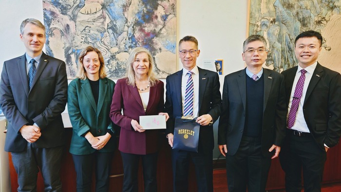 清華代表團拜訪柏克萊加大，副校長科恩(左三)熱情歡迎。