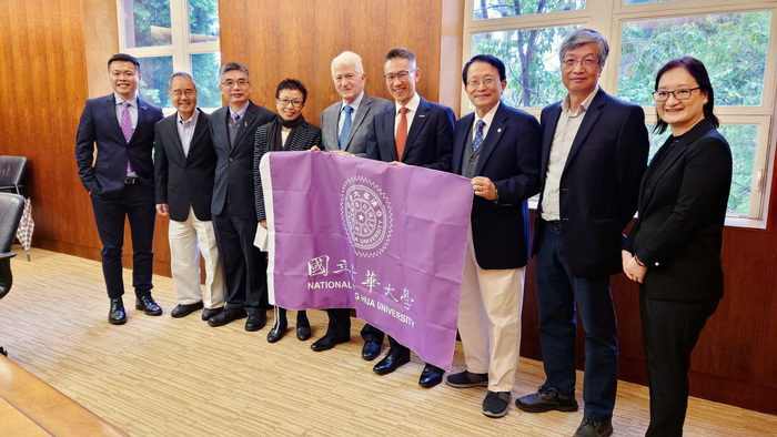 清華大學校長高為元(右四)與半導體學院副院長賴志煌(左三)率代表團拜訪洛杉磯加大。