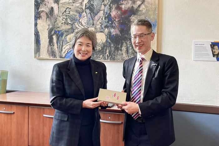 清華大學校長高為元(右)致贈柏克萊加大工學院院長劉金智潔清華紀念品。