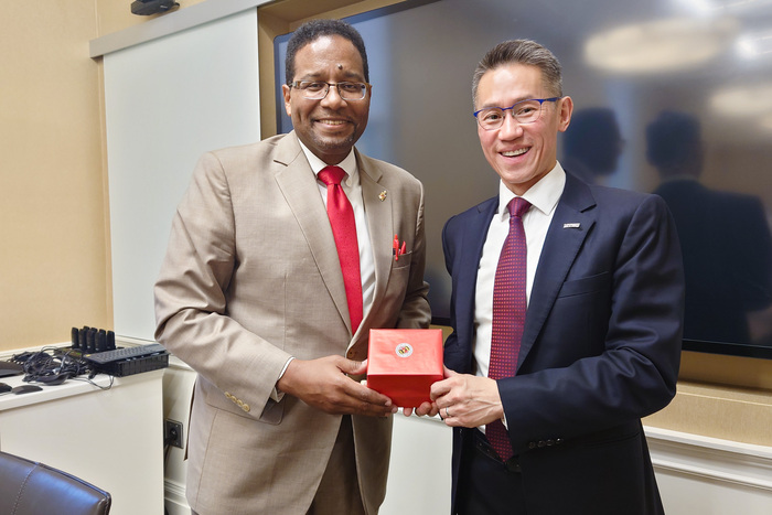 清華大學校長高為元(右)拜會馬里蘭大學校長派斯。