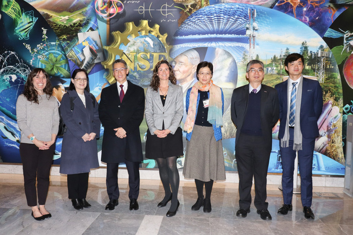 清華大學校長高為元(左三)率代表團拜訪美國國家科學基金會。