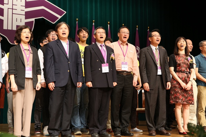 校長與貴賓合唱校歌