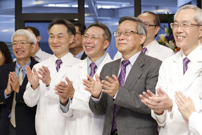 清華大學今歡慶學士後醫學系揭牌，左起解剖學科教授陳世杰、醫師教授林慶齡、醫學系主任周宏學、校長賀陳弘、生科院長高瑞和
