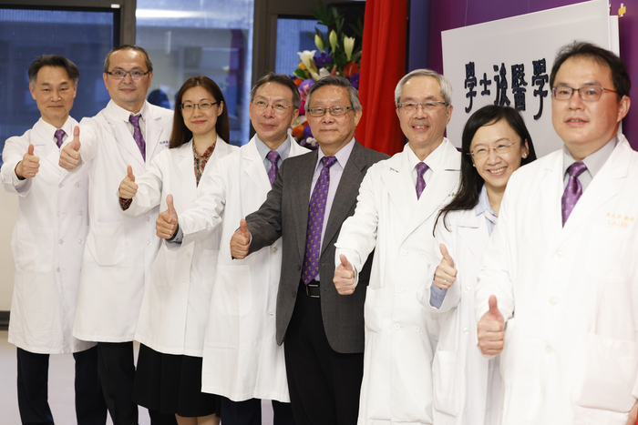 清華大學學士後醫學系堅強的師資群。左起林慶齡、周宏學、莊海華、周宏學、校長賀陳弘、高瑞和、洪依利、李立昂。