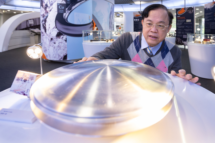 清華材料系講座教授葉均蔚希望研發出更強韌、更耐溫的高熵合金及室溫超導材料，實現他的飛碟夢。