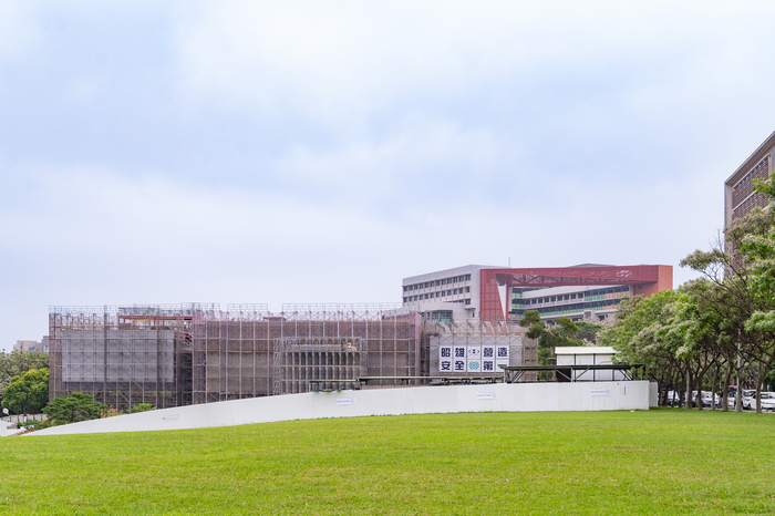 清華大學宏亮美術館主結構接近完工，今天舉行上樑典禮。