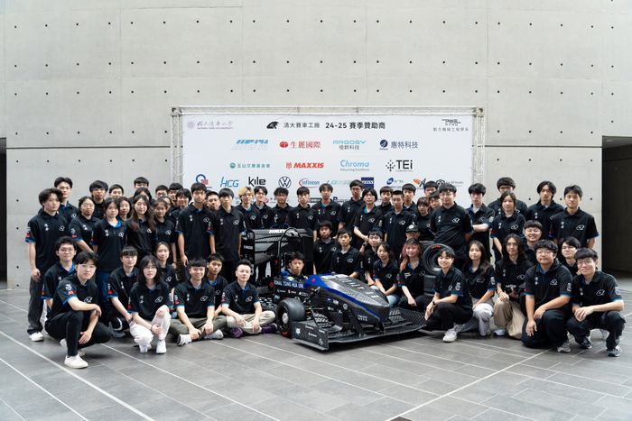 清大賽車工廠推出輕量化碳纖維賽車THX,將出征歐洲方程式賽事。圖片