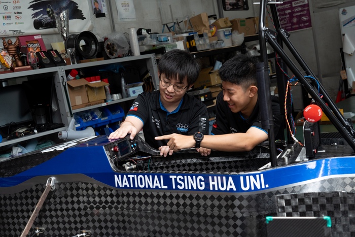 清大賽車工廠新一代賽車「THX」重量降至220公斤。技術長鄧皓銘(左)與車手楊昕華討論車輛設計細節。圖片