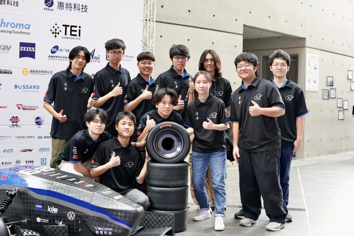 清大賽車工廠新一代賽車THX,首度使用與瑪吉斯合作開發的專屬賽車輪胎。圖片
