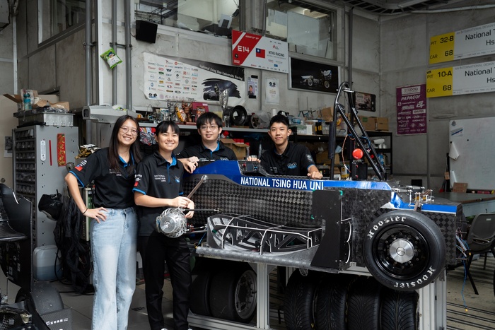 清大賽車工廠推出輕量化碳纖維賽車THX,將出征歐洲方程式賽事。副隊長沈書煒(左起)、隊長李芮恩、技術長鄧皓銘與車手楊昕華。圖片