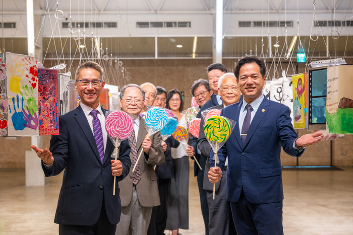 清華校長高為元(左一)與新竹市代理市長邱臣遠(右一)手持特製棒棒糖,與貴賓一同為「2025年春之清華藝術節」揭開序幕。圖片