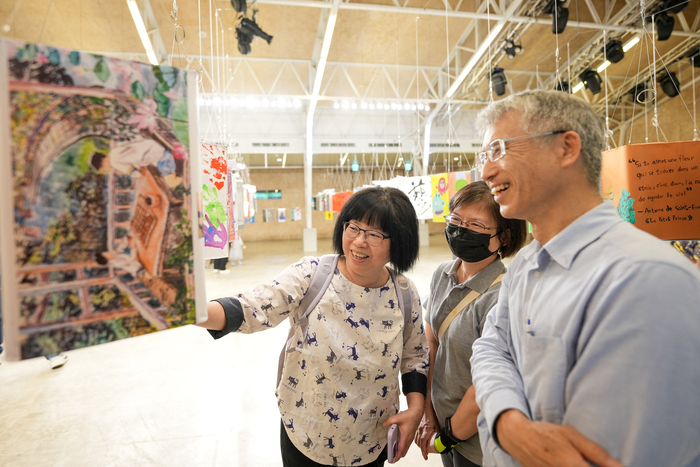 清華大學永續長林福仁(右)與退休同仁愉快觀賞「棒棒桶計畫」作品。圖片