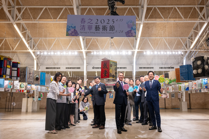 貴賓齊聚「棒棒桶計畫」展場,慶祝「2025年春之清華藝術節」活動開幕。圖片