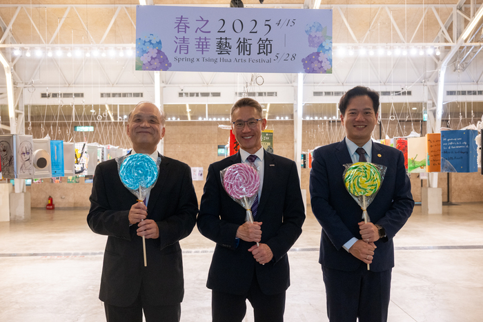 清華校長高為元(中)、新竹市代理市長邱臣遠(右)、春之文化基金會代表何長慶(左)為2025春之清華藝術節揭幕。圖片