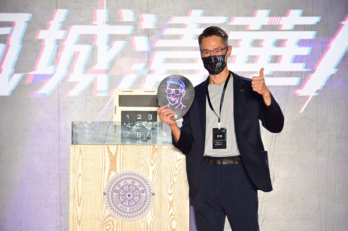 新生領航營學生團隊以高為元校長的肖像設計了一枚獨一無二的磁扣。
