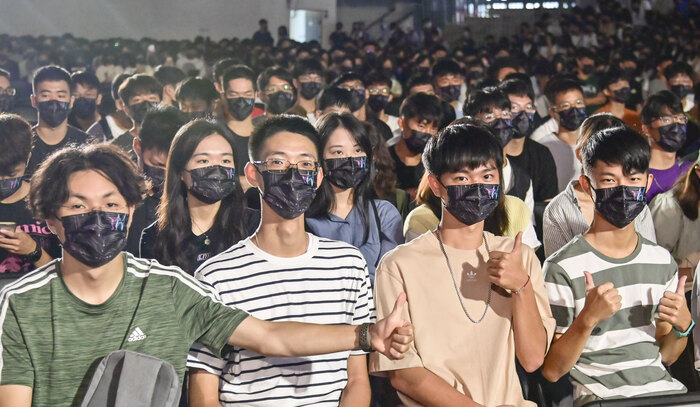本校今年共有2400位大學部新生入學。