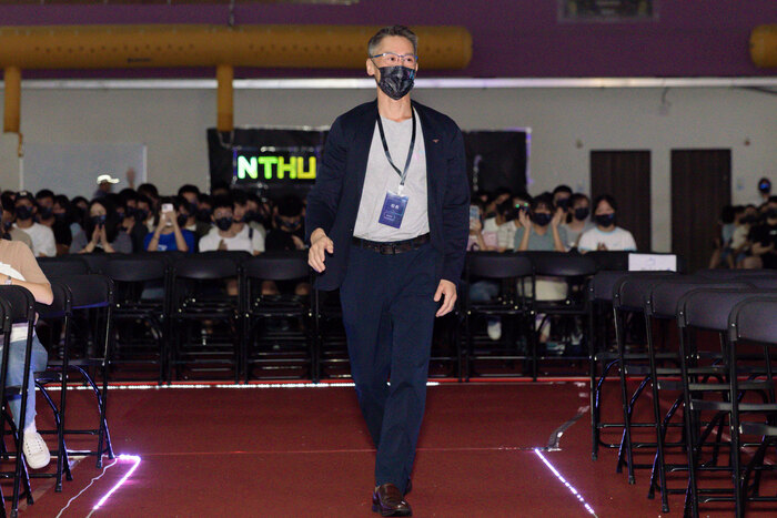 高為元校長出場的方式很具科技感，走道兩側的光條會隨著他前進或後退而感應發光。