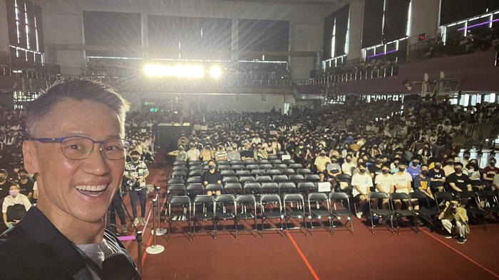 高為元校長致詞後，拿起手機與新生自拍合影，並即刻發布到IG即時動態。