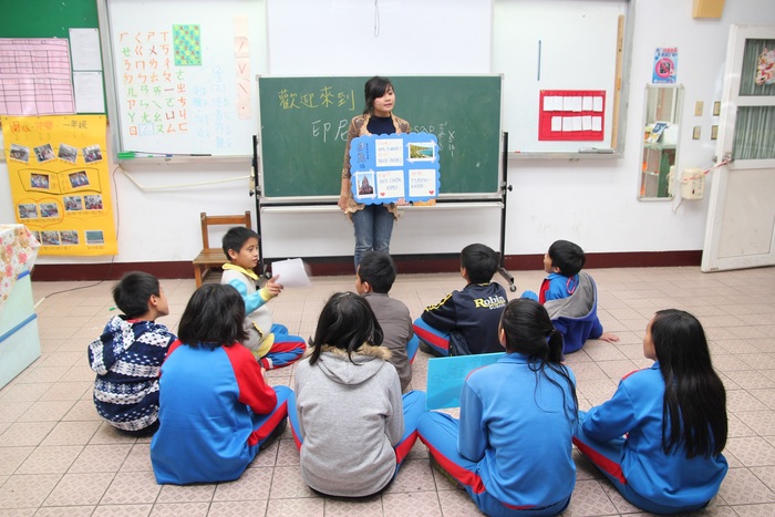 梅花國小學童學習印尼問候語