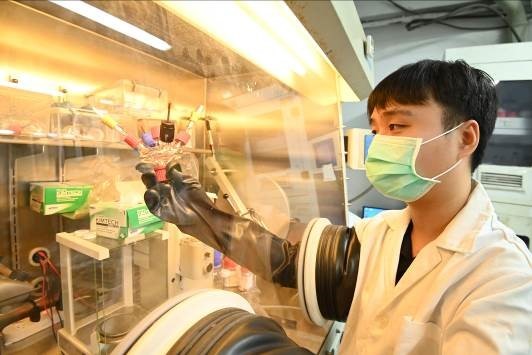 盧奕廷在清華大學重建英國的實驗設備,完成鈣空氣電池實驗圖片