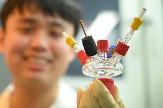 盧奕廷設計可放置電極並引氧氣出入的電化學反應裝置圖片