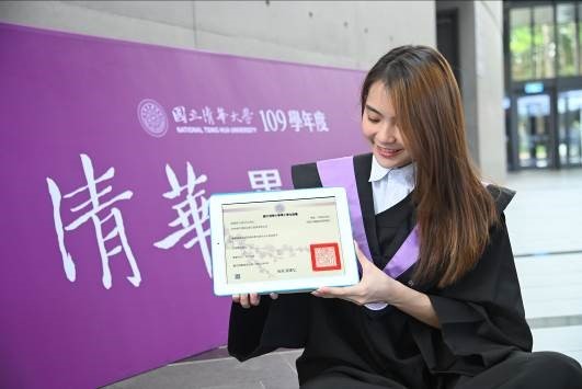 清華大學今年的畢業生張善恆用平板就可以檢視數位學位證書