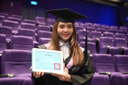 清華大學今年畢業生張善恆開心捧著她的第一張數位學位證書