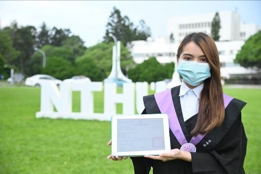 清華大學今年的畢業生張善恆用平板就可以查看數位學位證書