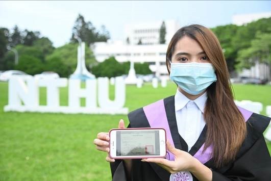 清華大學今年的畢業生張善恆用手機就可以查看數位學位證書