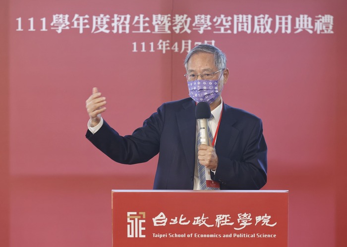 清華大學台北政經學院院長陳添枝表示，台北政經學院要培養跨領域的領袖人才。