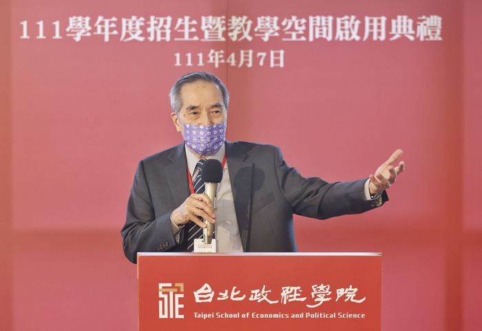 清華大學半導體學院院長林本堅恭賀台北政經學院教學空間啟用，也期許兩個學院未來可以合作。