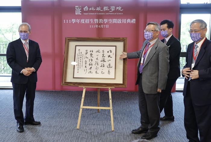 清華大學校長賀陳弘（右三）致贈一幅朱熹草書給台北政經學院基金會董事長黃煌雄（左一）。