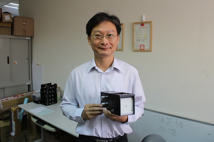 清華育成企業易儀科技 研發全球第一套多功能鑑識燈 讓指紋無所遁形