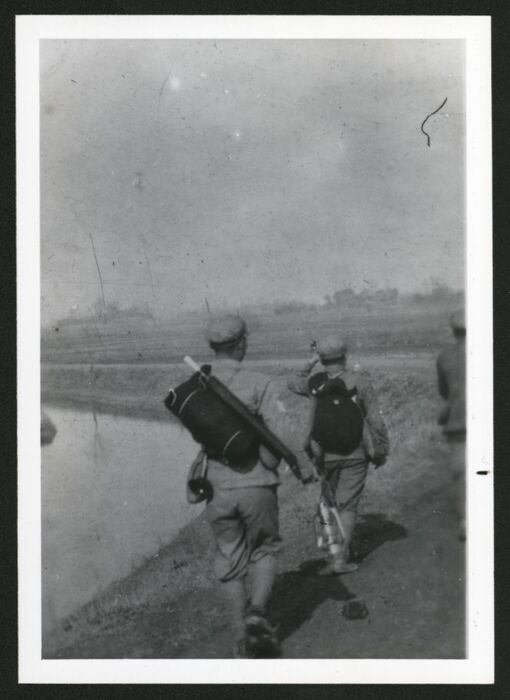 「湘黔滇旅行團」學生穿著土黃色軍服、草鞋，身背乾糧袋、水壼，徒步行軍一千多公里。