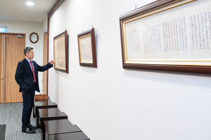 以庚子賠款退款設立清華的珍貴歷史史件複印件目前陳列於校長會客室。