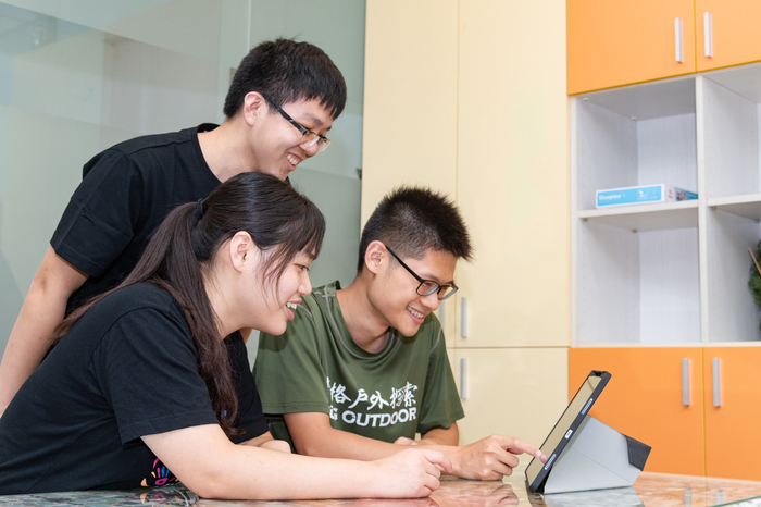 清華大學學生觀看線上課程「心靈迷宮大挑戰」。