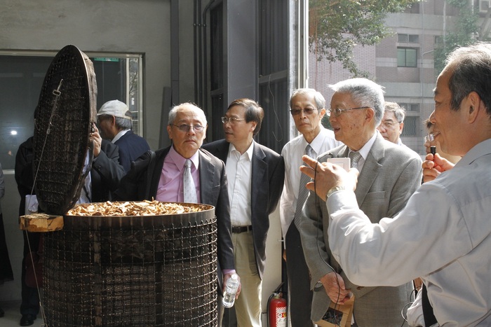 生物碳中心現場劉兆漢院士等貴賓聆聽高純度木炭生產流程
