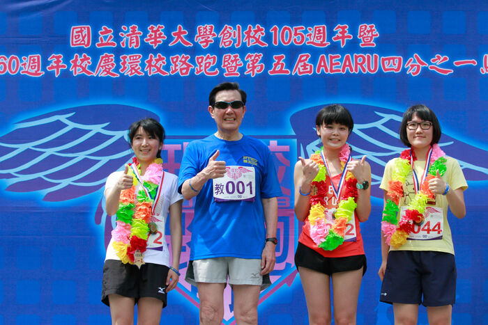 總統馬英九與校友女子組得獎者合照
