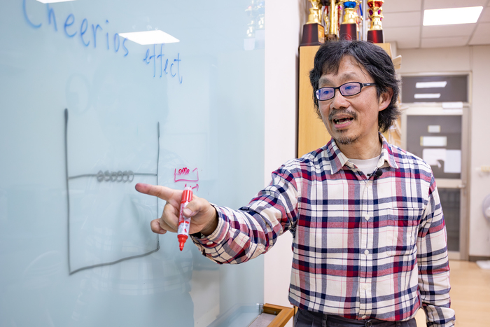清華物理系教授洪在明解釋紅火蟻結筏並非表面張力造成。